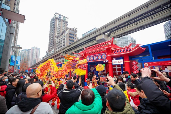 體育彩票充分融入假日經(jīng)濟(jì)，吸引眾多市民、游客打卡體驗(yàn)。重慶體彩供圖