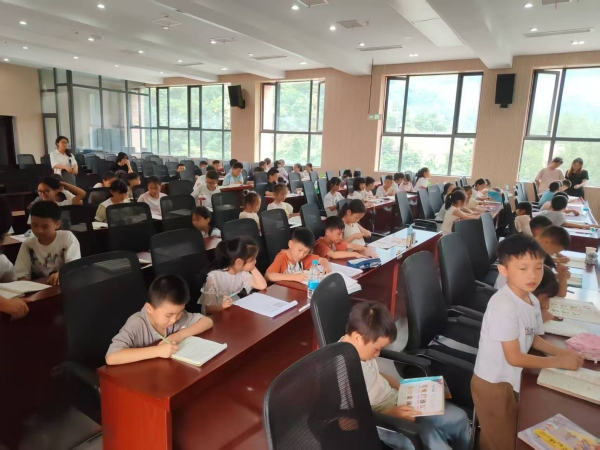 “公益托管班”解決留守兒童假期看護(hù)難題。明通鎮(zhèn)供圖