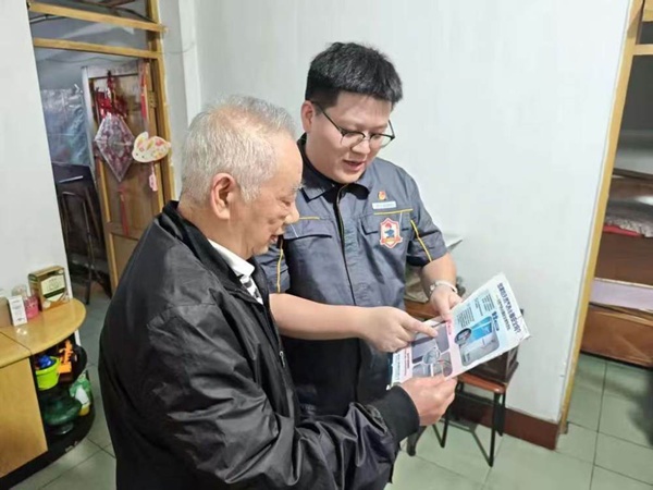 “紅巖燃小兵”入戶進行科普宣傳。重慶燃氣集團供圖