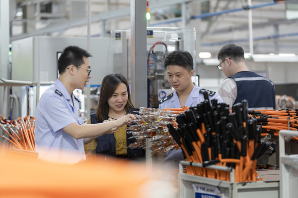 圖為稅務(wù)人員走訪重慶天海電子有限公司，了解生產(chǎn)經(jīng)營(yíng)情況，宣傳相關(guān)稅費(fèi)優(yōu)惠政策適用條件、風(fēng)險(xiǎn)事項(xiàng)等。郭睿攝