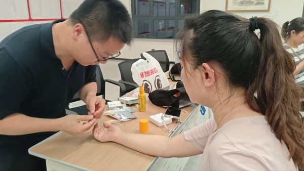 學員體驗針刺和耳穴壓丸療法緩解疲勞。汪洋攝