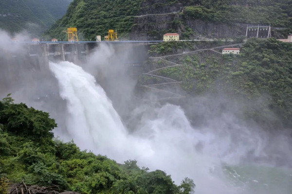 江口水電站開閘泄洪。國家電投重慶公司供圖