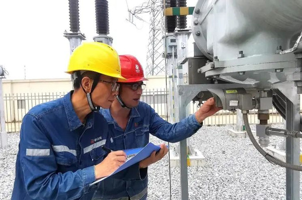 新能源科技公司維檢人員現(xiàn)場巡檢設(shè)備。國家電投重慶公司供圖