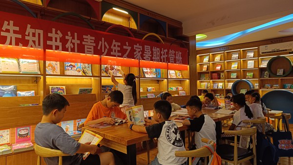 孩子們在托管班認真讀書。陸雨秋攝