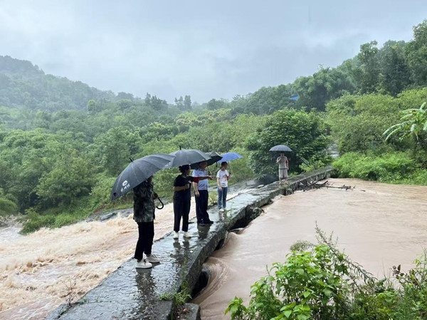 安全巡查。蔣艷攝