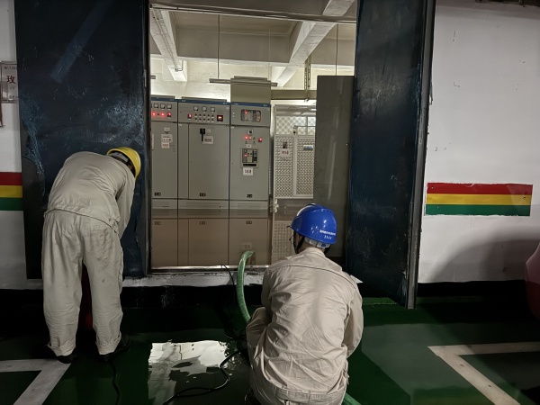 國網(wǎng)重慶市北供電公司員工在渝北區(qū)玫瑰城公用配電房進(jìn)行排水作業(yè)。鐘雪攝