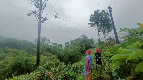 國網(wǎng)江津供電公司員工在柏林鎮(zhèn)復(fù)興社區(qū)對10千伏家鎮(zhèn)線開展防汛特巡。王化全攝