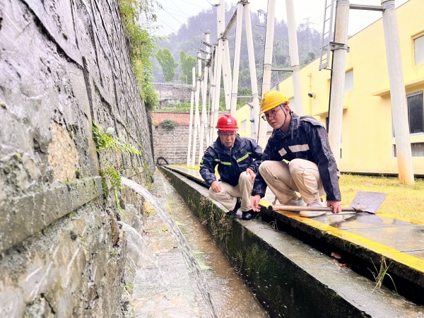 國網(wǎng)南川供電公司工作人員在110千伏石篆變電站開展電纜溝積水巡視檢查。吳莉攝