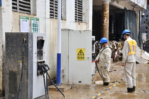 國網(wǎng)黔江供電公司員工在石會(huì)鎮(zhèn)對電網(wǎng)設(shè)備開展雨后特巡。楊笛攝