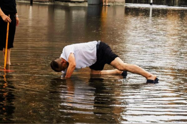 金科服務(wù)工作人員為半島逸景小區(qū)清理排水口。金科服務(wù)供圖