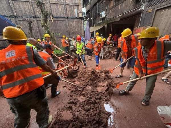 搶險(xiǎn)人員開展現(xiàn)場清淤。梁婉怡攝
