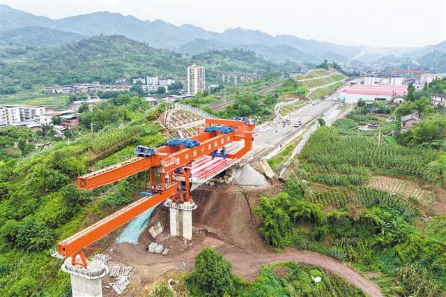 圖為箱梁架設(shè)施工現(xiàn)場(chǎng)。（京昆高速鐵路西昆有限公司供圖）