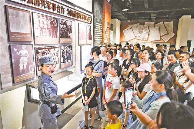 7月1日，紅巖革命紀(jì)念館，眾多市民與游客在此參觀。記者 謝智強(qiáng) 攝/視覺重慶