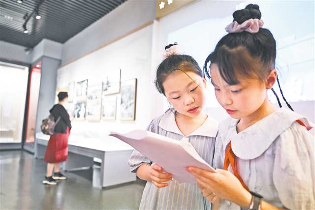 7月9日，位于開(kāi)州區(qū)的劉伯承同志紀(jì)念館，來(lái)參觀的孩子在閱讀相關(guān)資料。記者 謝智強(qiáng) 攝/視覺(jué)重慶