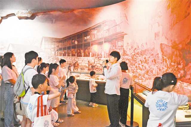 7月4日，沙坪壩區(qū)歌樂(lè)山革命紀(jì)念館，游客們?cè)隈雎?tīng)講解。特約攝影 孫凱芳/視覺(jué)重慶