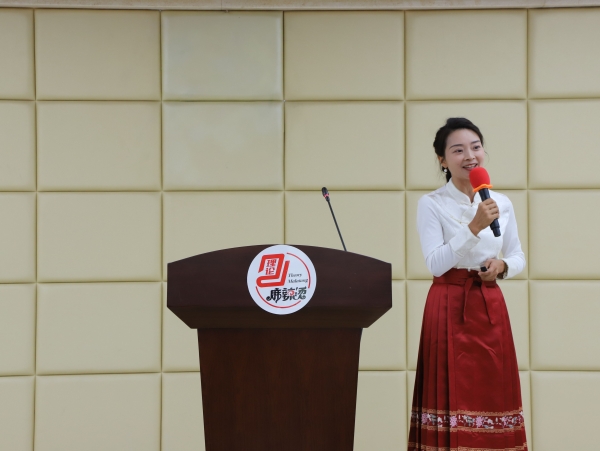 參賽選手進行宣講。龍山街道供圖