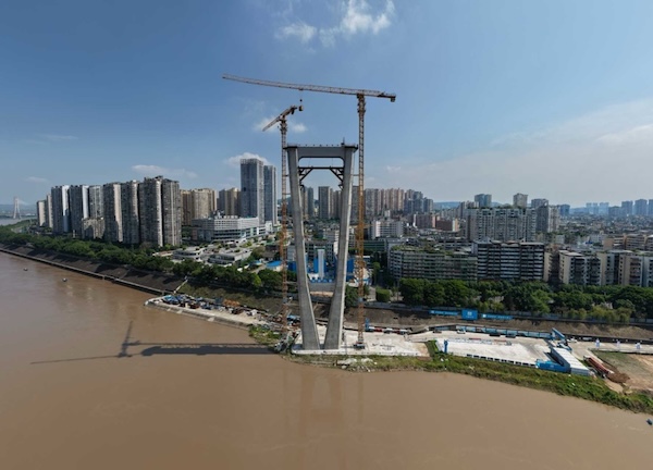 重慶市郊鐵路江跳線過(guò)江段過(guò)江大橋南主塔封頂。中建六局供圖