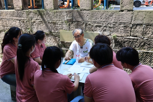 實(shí)踐團(tuán)聽三線建設(shè)者劉憲平老人講述老廠故事。主辦方供圖