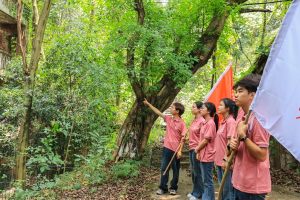 實(shí)踐團(tuán)走訪調(diào)研老舊廠房。主辦方供圖