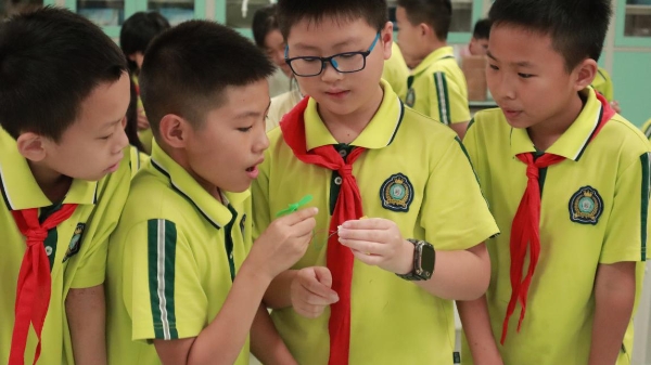 學(xué)生做風(fēng)車發(fā)電小實驗。王婕攝