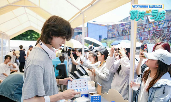 微笑學(xué)員與游客互動。愛奇藝供圖