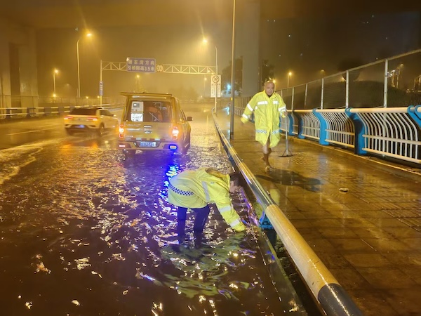 排水工作人員正在進行積水處置。重慶市住房城鄉(xiāng)建委供圖