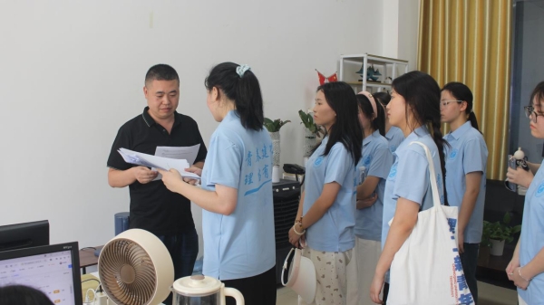 促進(jìn)團(tuán)與民營(yíng)企業(yè)負(fù)責(zé)人交談。唐鈺涵攝