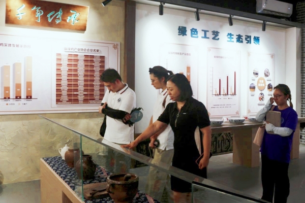 促進(jìn)團(tuán)調(diào)研麻辣雞產(chǎn)業(yè)發(fā)展?fàn)顩r。吳承霖?cái)z