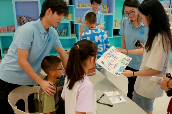 手抄報(bào)繪畫環(huán)節(jié)。重慶理工大學(xué)供圖