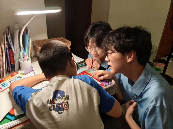 志愿者陪伴兒童?；顒又鬓k方供圖