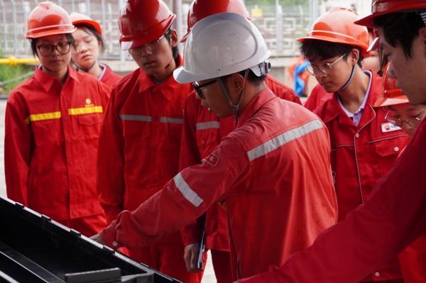 鉆井作業(yè)研學(xué)。重慶科技大學(xué)石油與天然氣工程學(xué)院供圖