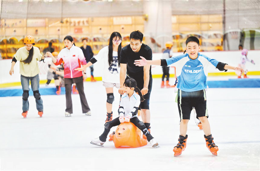七月十二日，重慶金開愛琴海購(gòu)物中心滑冰場(chǎng)，市民正在滑冰。首席記者 龍帆 實(shí)習(xí)生 王逍楊 攝\視覺重慶