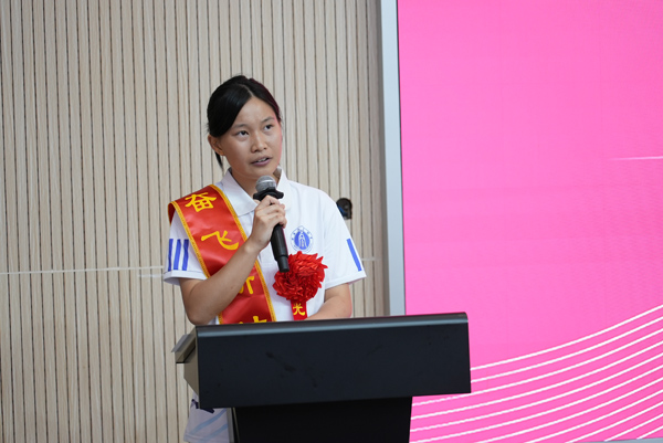 洪天潤演講。西南大學(xué)附屬中學(xué)供圖