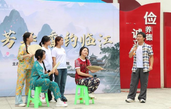 院壩里的思政課。重慶師范大學(xué)馬克思主義學(xué)院供圖