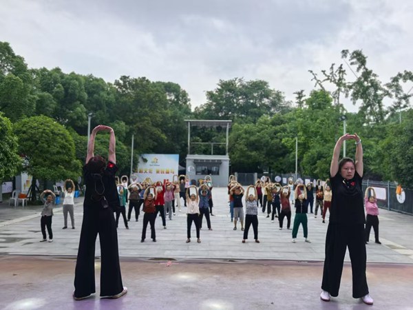 璧泉街道華龍社區(qū)開展中醫(yī)養(yǎng)生活動?；顒又鬓k方供圖