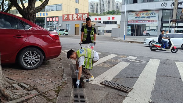 志愿者清理水箅子?；顒又鬓k方供圖