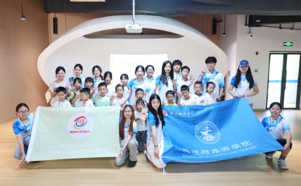 實(shí)踐團(tuán)與小朋友們合影。重慶師范大學(xué)供圖