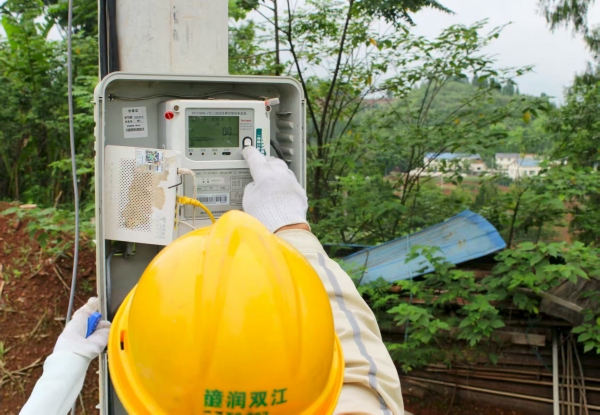 供電所工作人員為實(shí)踐團(tuán)成員講解“實(shí)戰(zhàn)”知識(shí)。重慶電力高等?？茖W(xué)校供圖