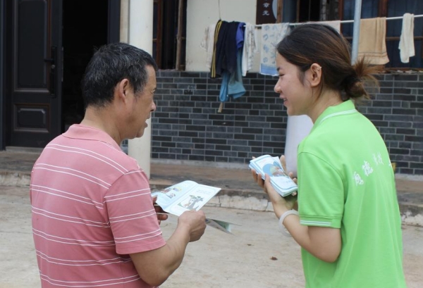 實(shí)踐團(tuán)成員向村民發(fā)放宣傳冊(cè)。重慶電力高等?？茖W(xué)校供圖