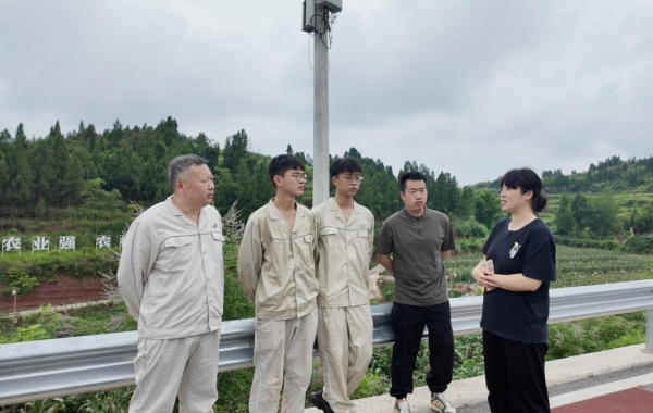 該校團(tuán)委副書記張玫與供電所工作人員深入交流。重慶電力高等?？茖W(xué)校供圖