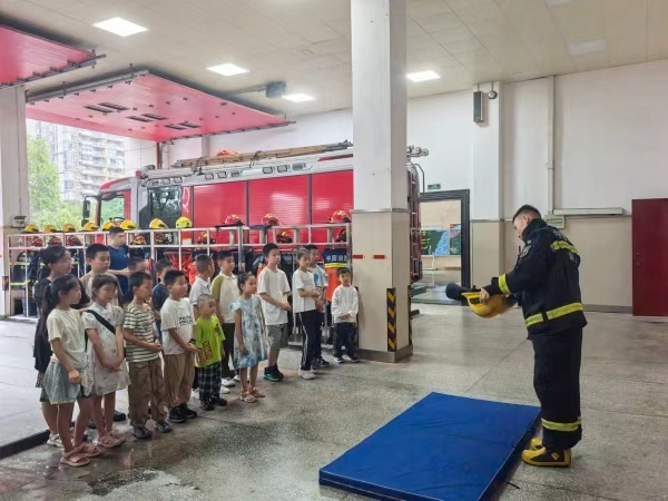 消防主題實(shí)踐活動(dòng)現(xiàn)場(chǎng)。龍山街道供圖