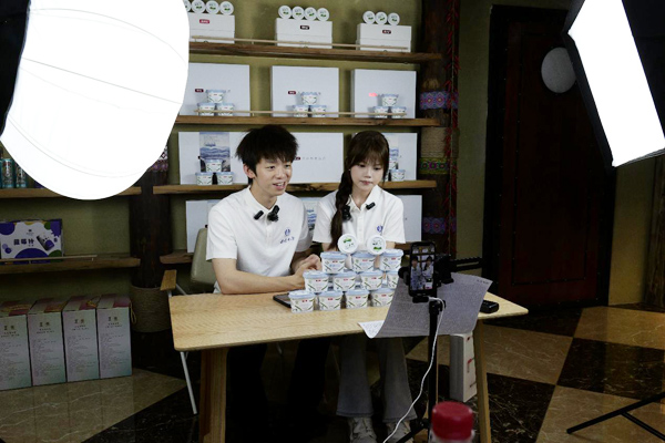 西南大學(xué)“柱夢(mèng)”小分隊(duì)“莼小絲”直播現(xiàn)場(chǎng)。西南大學(xué)供圖