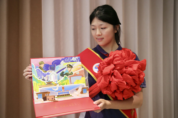 付思然展示錄取通知書。唐文蕤攝