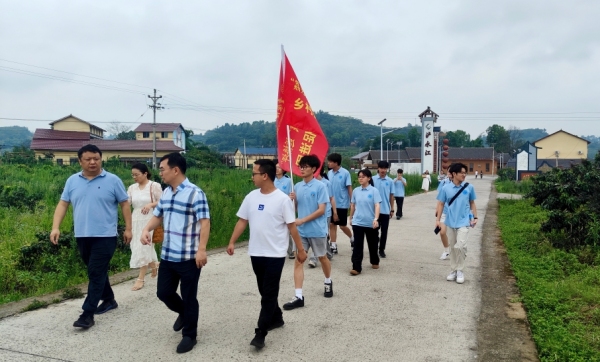 實踐團深入荔枝種植基地考察調(diào)研。重慶理工大學供圖