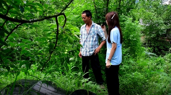 實踐團采訪當?shù)胤N植戶。重慶理工大學供圖