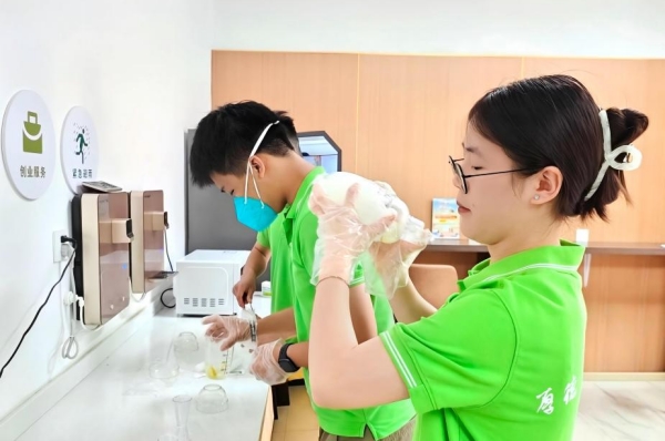 “小電潼”手作檸檬水。重慶電力高等專科學(xué)校供圖