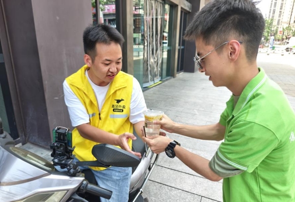 “小電潼”為外賣騎手遞上檸檬水。重慶電力高等專科學(xué)校供圖