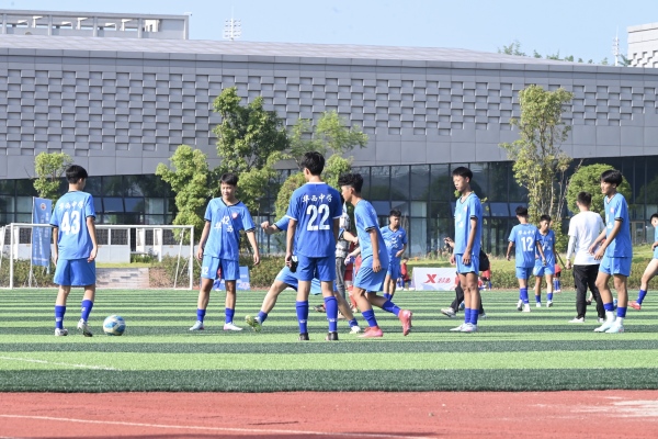 參賽選手在熱身。方婉舒攝