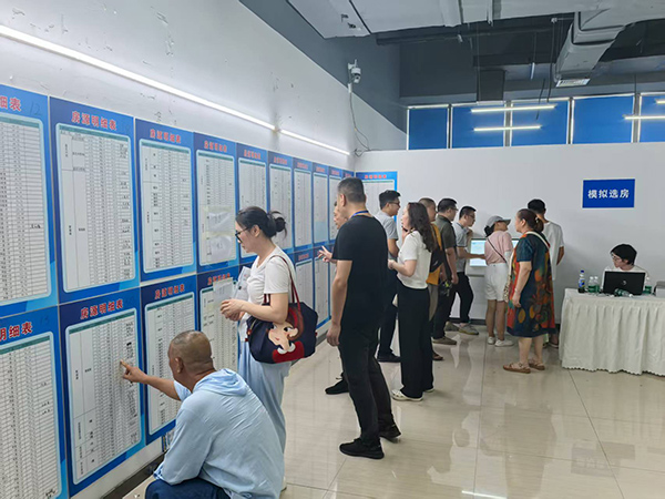 市民選購新居。九龍城鄉(xiāng)運(yùn)營集團(tuán)供圖