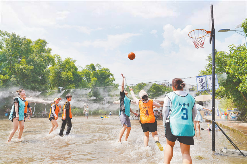 7月12日，北碚區(qū)金刀峽鎮(zhèn)偏巖古鎮(zhèn)，親水沙灘車、籃球、拔河等親水趣味運動項目吸引眾多游客和當(dāng)?shù)卮迕駞⑴c。特約攝影 秦廷富 通訊員 李梓懿 攝/視覺重慶